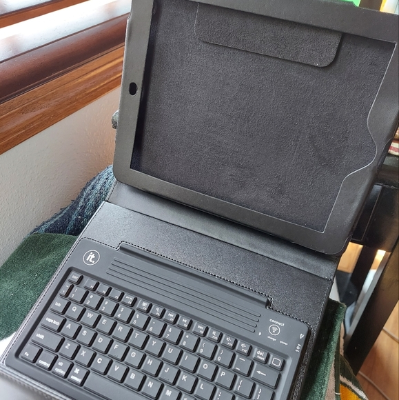Bluetooth Tablet Keyboard Case - Picture 4 of 12